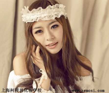 女生學(xué)化妝以后可以從事什么工作？上?？履Ｋ蓟瘖y學(xué)校