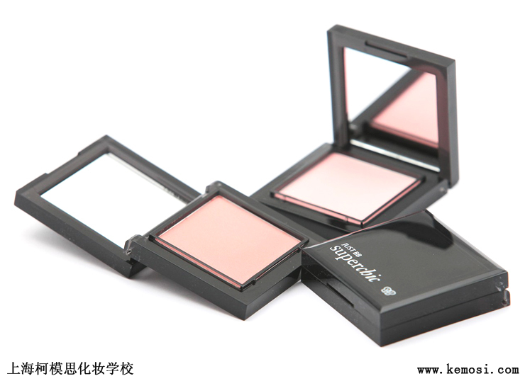 女生學(xué)化妝以后可以從事什么工作？上?？履Ｋ蓟瘖y學(xué)校
