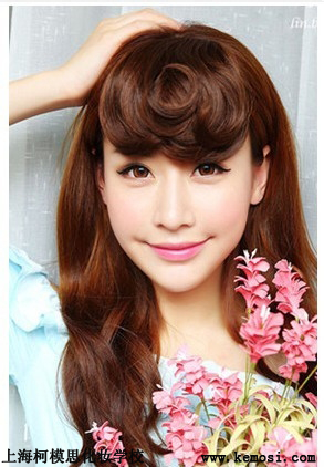 女生學(xué)化妝以后可以從事什么工作？上?？履Ｋ蓟瘖y學(xué)校